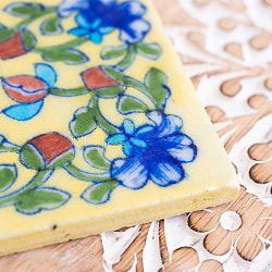 〔7.5cm×7.5cm〕ブルーポッタリー ジャイプール陶器の正方形デコレーションタイル 蔦　黄色 - サブ3