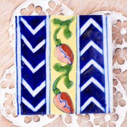 〔7.5cm×7.5cm〕ブルーポッタリー ジャイプール陶器の正方形デコレーションタイル お花と矢印(ID-FTNS-184)