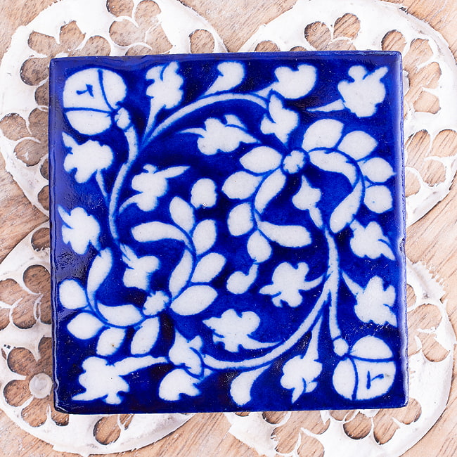 〔7.5cm×7.5cm〕ブルーポッタリー ジャイプール陶器の正方形デコレーションタイル 青花の写真1枚目です。ブルーポッタリーのデコレーションタイルです。キッチン、テーブル、壁やガーデニングなどのデコレーション用としてご利用いただけます。陶器,青陶器,ジャイプル,ブルーポッタリー,タイル,ジャイプール,コースター,水晶,クリスタル,DIY,