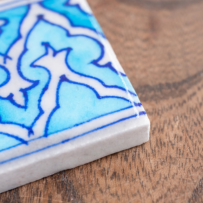 〔10cm×5cm〕ブルーポッタリー ジャイプール陶器 デコレーションタイル モロカン水色 3 - 近くで見るとガラスのような透明感。