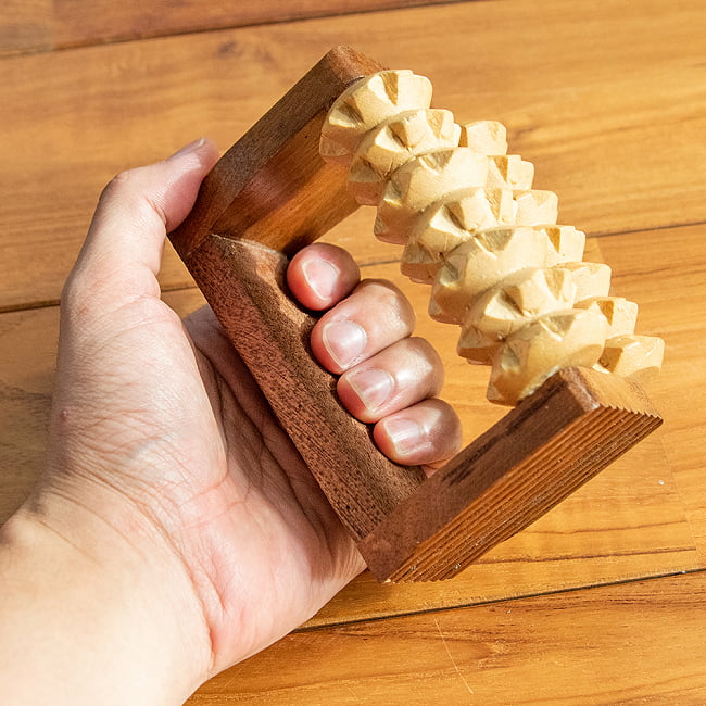 バリのツボ押し　 5 - 手に持ってみました。大きさが分かりますね。