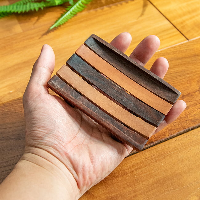 バリのナチュラル　ソープディッシュ 5 - サイズ比較のため手にとってみました。