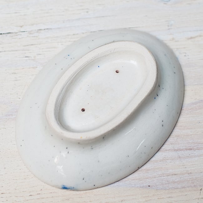 ジャイプール陶器のソープディッシュ - オレンジ 7 - 裏面です。清潔感のある白でシンプルです。