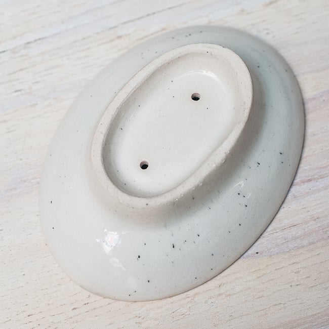 ジャイプール陶器のソープディッシュ - 水色 7 - 裏面です。清潔感のある白でシンプルです。