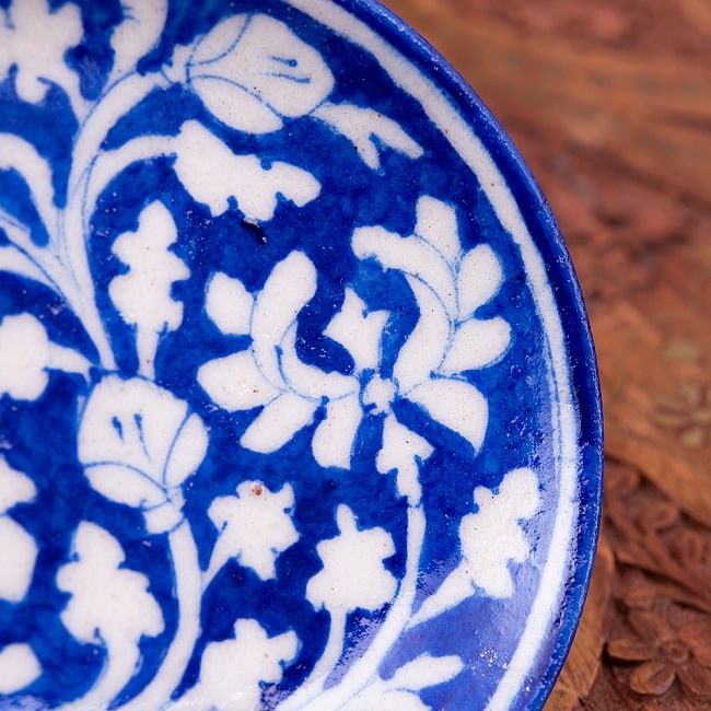 〔直径：12.5cm〕ブルーポッタリー ジャイプール陶器の円形飾り皿・小物入れ - 青系 4 - 縁の拡大写真です