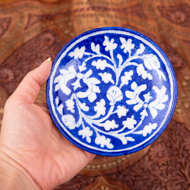 〔直径：12.5cm〕ブルーポッタリー ジャイプール陶器の円形飾り皿・小物入れ - 青系 5 - 目を奪われる美しいペイントです