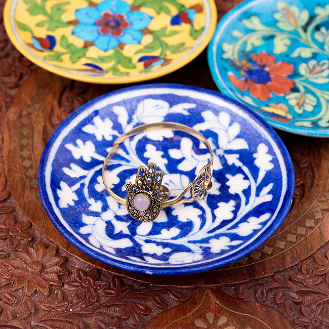〔直径：12.5cm〕ブルーポッタリー ジャイプール陶器の円形飾り皿・小物入れ - 青系 8 - お皿が美しいので上に載せたものが映えます。