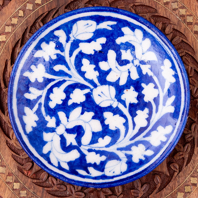 〔直径：12.5cm〕ブルーポッタリー ジャイプール陶器の円形飾り皿・小物入れ - 青系の写真1枚目です。ハンドペイントが美しい、ブルーポッタリーの飾り皿です。こちらはデザイン【選択A】の柄になります。昔ながらの製法で作られている為、食器向けの品質で作られておりません。飾り皿としてご使用ください。陶器,青陶器,ジャイプル,ブルーポッタリー,飾り皿