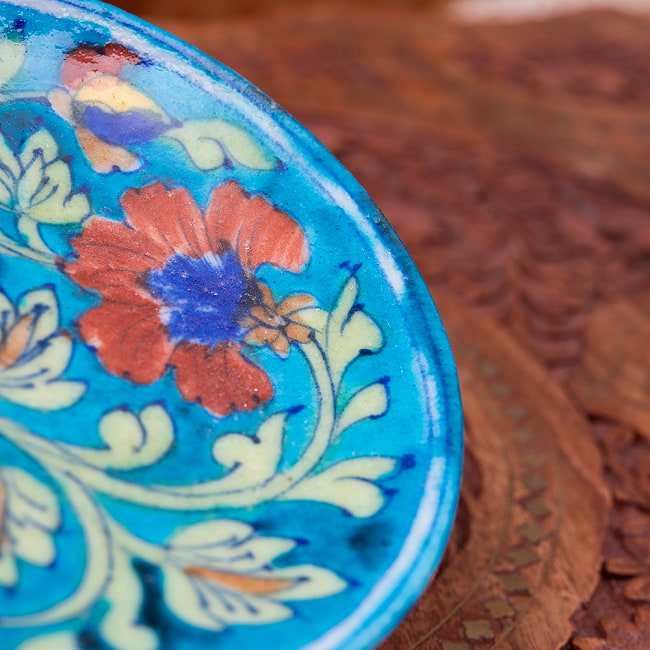 〔直径：12.5cm〕ブルーポッタリー ジャイプール陶器の円形飾り皿・小物入れ - 水色系 4 - 縁の拡大写真です