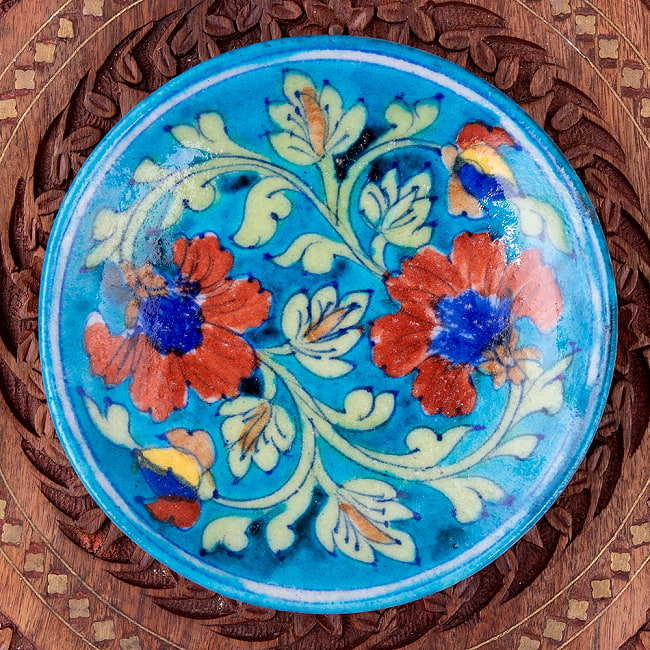 〔直径：12.5cm〕ブルーポッタリー ジャイプール陶器の円形飾り皿・小物入れ - 水色系の写真1枚目です。ハンドペイントが美しい、ブルーポッタリーの飾り皿です。こちらはデザイン【選択A】の柄になります。昔ながらの製法で作られている為、食器向けの品質で作られておりません。飾り皿としてご使用ください。陶器,青陶器,ジャイプル,ブルーポッタリー