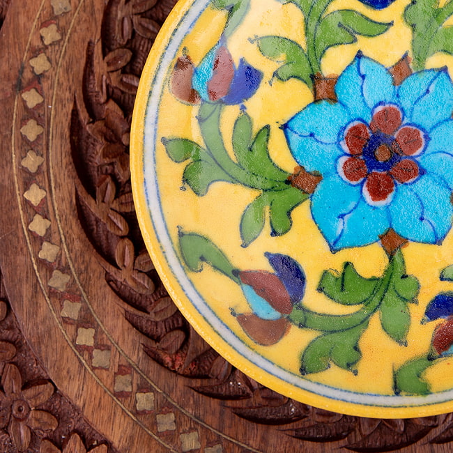 〔直径：12.5cm〕ブルーポッタリー ジャイプール陶器の円形飾り皿・小物入れ - 黄色 2 - 拡大写真です。つやつやとした光沢感があり、とても美しくペイントされています。