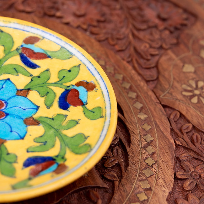 〔直径：12.5cm〕ブルーポッタリー ジャイプール陶器の円形飾り皿・小物入れ - 黄色 4 - 縁の拡大写真です