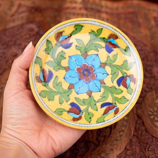 〔直径：12.5cm〕ブルーポッタリー ジャイプール陶器の円形飾り皿・小物入れ - 黄色 5 - 目を奪われる美しいペイントです