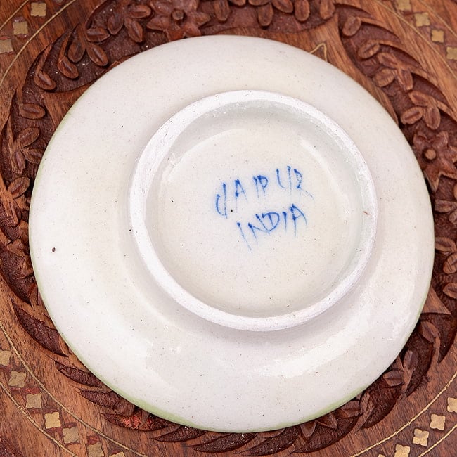 〔直径：12.5cm〕ブルーポッタリー ジャイプール陶器の円形飾り皿・小物入れ - 緑系 3 - 裏面の写真です(裏面の生産地表記はものにより記載されていない場合がございます)