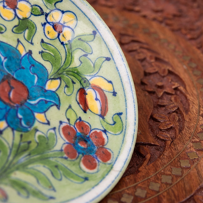 〔直径：12.5cm〕ブルーポッタリー ジャイプール陶器の円形飾り皿・小物入れ - 緑系 4 - 縁の拡大写真です
