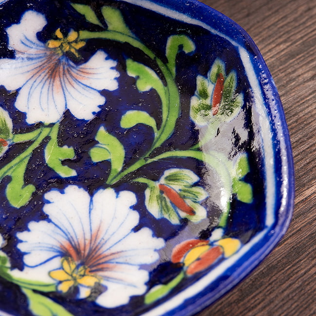 〔直径：12.5cm〕ブルーポッタリー ジャイプール陶器の六角飾り皿・小物入れ - 花柄青 10 - 焼き上がった時にできる、釉薬の自然な貫乳も味わいの一つです