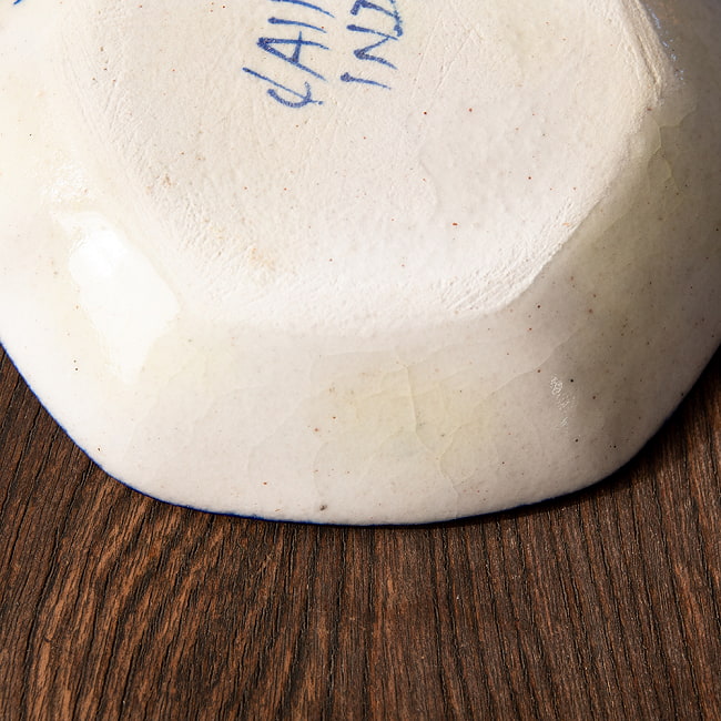 〔直径：12.5cm〕ブルーポッタリー ジャイプール陶器の六角飾り皿・小物入れ - 花柄青 11 - 焼き上がった時にできる、釉薬の自然な貫乳も味わいの一つです