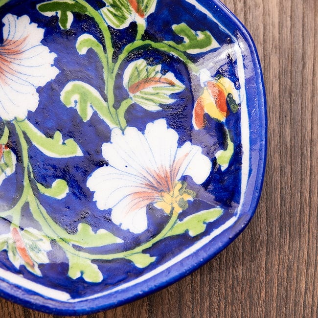 〔直径：12.5cm〕ブルーポッタリー ジャイプール陶器の六角飾り皿・小物入れ - 花柄青 2 - 拡大写真です。つやつやとした光沢感があり、とても美しくペイントされています。