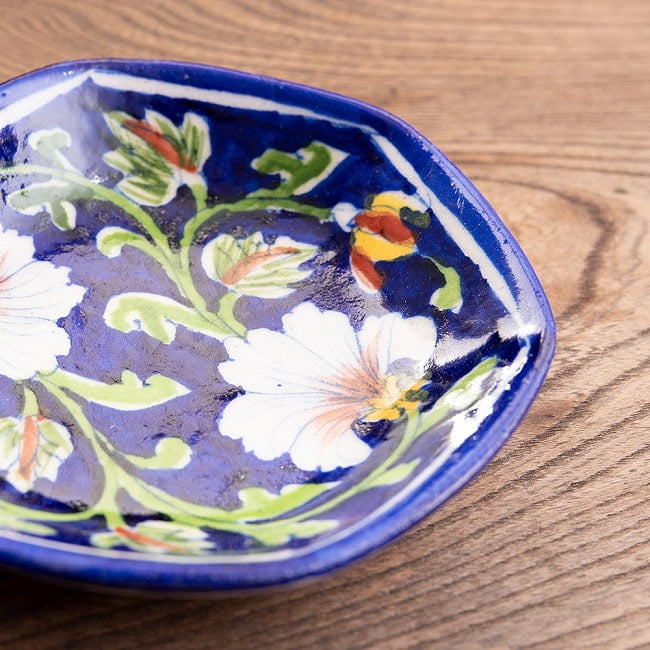〔直径：12.5cm〕ブルーポッタリー ジャイプール陶器の六角飾り皿・小物入れ - 花柄青 4 - 縁の拡大写真です