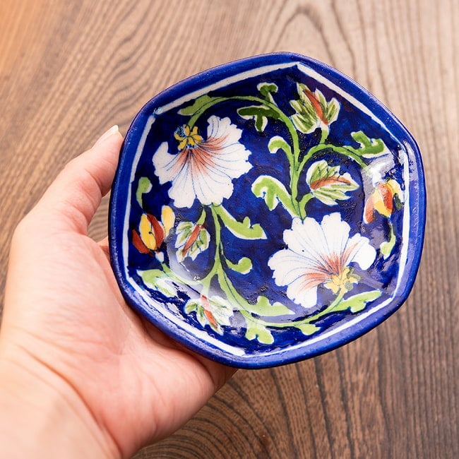 〔直径：12.5cm〕ブルーポッタリー ジャイプール陶器の六角飾り皿・小物入れ - 花柄青 5 - 目を奪われる美しいペイントです