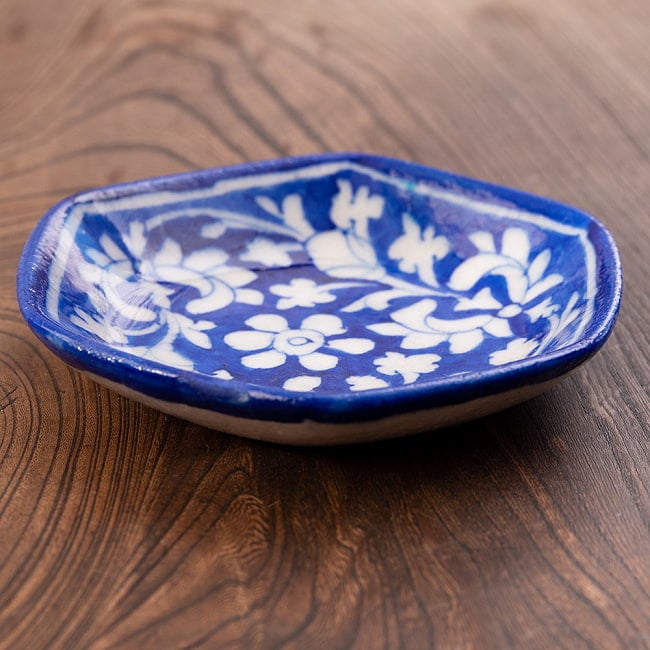 〔直径：12.5cm〕ブルーポッタリー ジャイプール陶器の六角飾り皿・小物入れ - 花柄青 8 - 横から見てみました　※同シリーズ別柄です