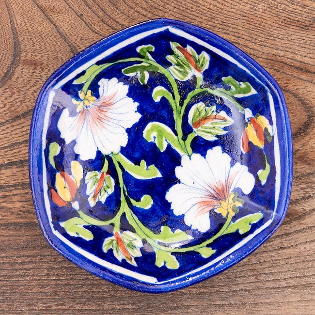 〔直径：12.5cm〕ブルーポッタリー ジャイプール陶器の六角飾り皿・小物入れ - 花柄青の写真1枚目です。ハンドペイントが美しい、ブルーポッタリーの飾り皿です。昔ながらの製法で作られている為、食器向けの品質で作られておりません。飾り皿としてご使用ください。陶器,青陶器,ジャイプル,ブルーポッタリー,飾り皿