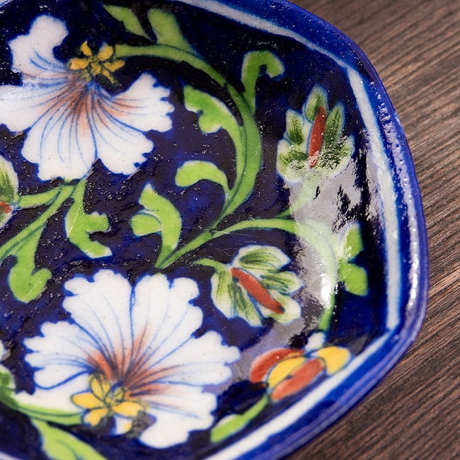 〔直径：12.5cm〕ブルーポッタリー ジャイプール陶器の六角飾り皿・小物入れ - 唐草柄青 10 - 焼き上がった時にできる、釉薬の自然な貫乳も味わいの一つです　※同シリーズ別柄です