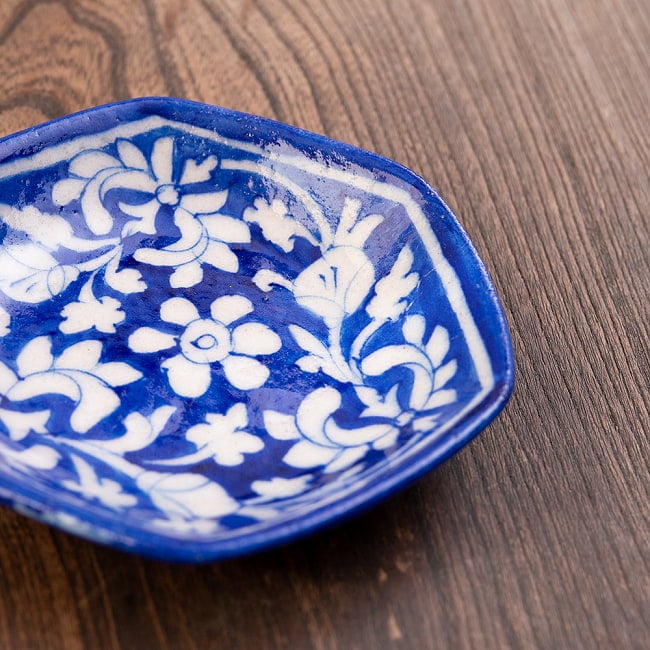 〔直径：12.5cm〕ブルーポッタリー ジャイプール陶器の六角飾り皿・小物入れ - 唐草柄青 2 - 拡大写真です。つやつやとした光沢感があり、とても美しくペイントされています。