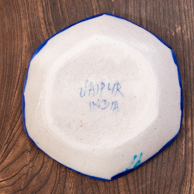 〔直径：12.5cm〕ブルーポッタリー ジャイプール陶器の六角飾り皿・小物入れ - 唐草柄青 3 - 裏面の写真です