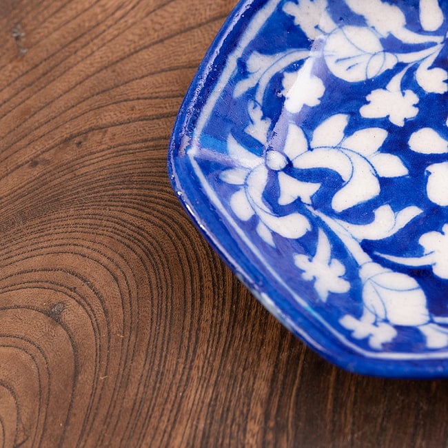 〔直径：12.5cm〕ブルーポッタリー ジャイプール陶器の六角飾り皿・小物入れ - 唐草柄青 4 - 縁の拡大写真です