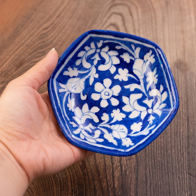 〔直径：12.5cm〕ブルーポッタリー ジャイプール陶器の六角飾り皿・小物入れ - 唐草柄青 5 - 目を奪われる美しいペイントです