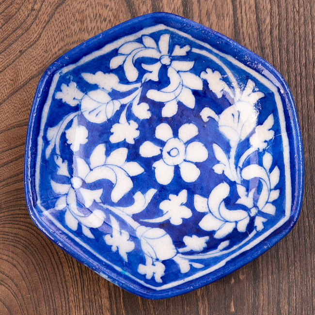 〔直径：12.5cm〕ブルーポッタリー ジャイプール陶器の六角飾り皿・小物入れ - 唐草柄青の写真1枚目です。ハンドペイントが美しい、ブルーポッタリーの飾り皿です。昔ながらの製法で作られている為、食器向けの品質で作られておりません。飾り皿としてご使用ください。陶器,青陶器,ジャイプル,ブルーポッタリー