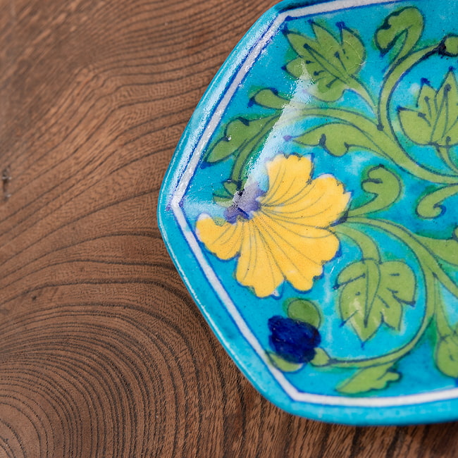 〔直径：12.5cm〕ブルーポッタリー ジャイプール陶器の六角飾り皿・小物入れ - 花柄水色 2 - 拡大写真です。つやつやとした光沢感があり、とても美しくペイントされています。
