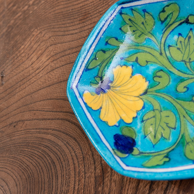〔直径:12.5cm〕ブルーポッタリー ジャイプール陶器の六角飾り皿・小物入れ - 花柄水色 2 - 拡大写真です。つやつやとした光沢感があり、とても美しくペイントされています。