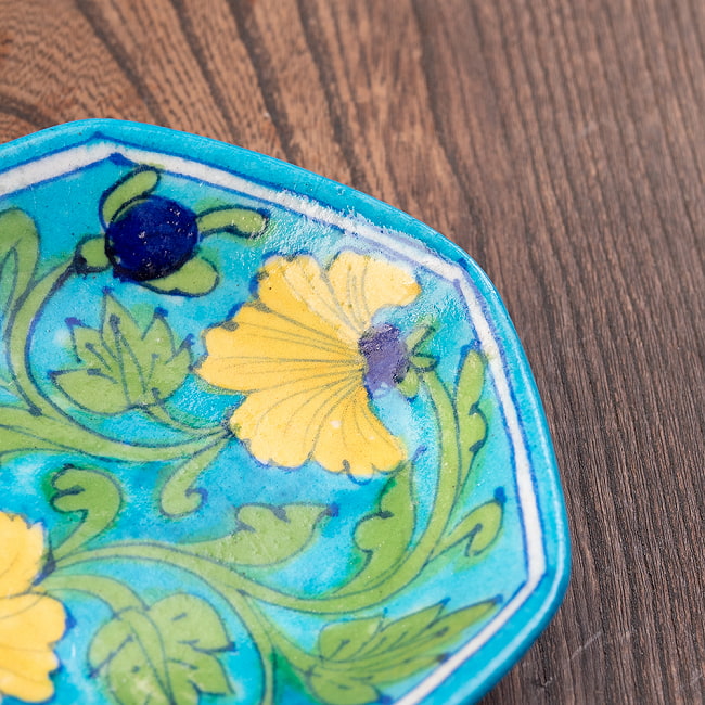 〔直径：12.5cm〕ブルーポッタリー ジャイプール陶器の六角飾り皿・小物入れ - 花柄水色 4 - 縁の拡大写真です