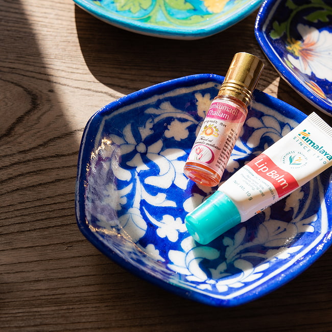 〔直径:12.5cm〕ブルーポッタリー ジャイプール陶器の六角飾り皿・小物入れ - 花柄水色 6 - お皿が美しいので上に載せたものが映えます。 ※同シリーズ別柄です