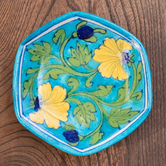 〔直径：12.5cm〕ブルーポッタリー ジャイプール陶器の六角飾り皿・小物入れ - 花柄水色の写真1枚目です。ハンドペイントが美しい、ブルーポッタリーの飾り皿です。昔ながらの製法で作られている為、食器向けの品質で作られておりません。飾り皿としてご使用ください。陶器,青陶器,ジャイプル,ブルーポッタリー