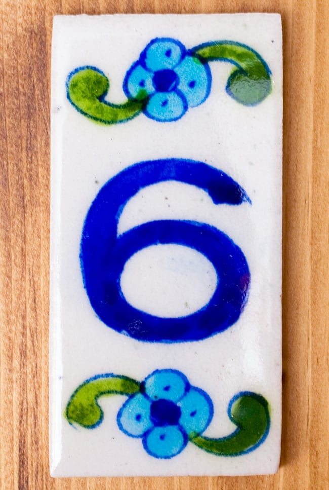〔10cm×5cm〕ブルーポッタリー ジャイプール陶器の数字型デコレーションタイル - 6番の写真1枚目です。数字がモチーフ。ブルーポッタリーのデコレーションタイルです。陶器,青陶器,ジャイプル,ブルーポッタリー