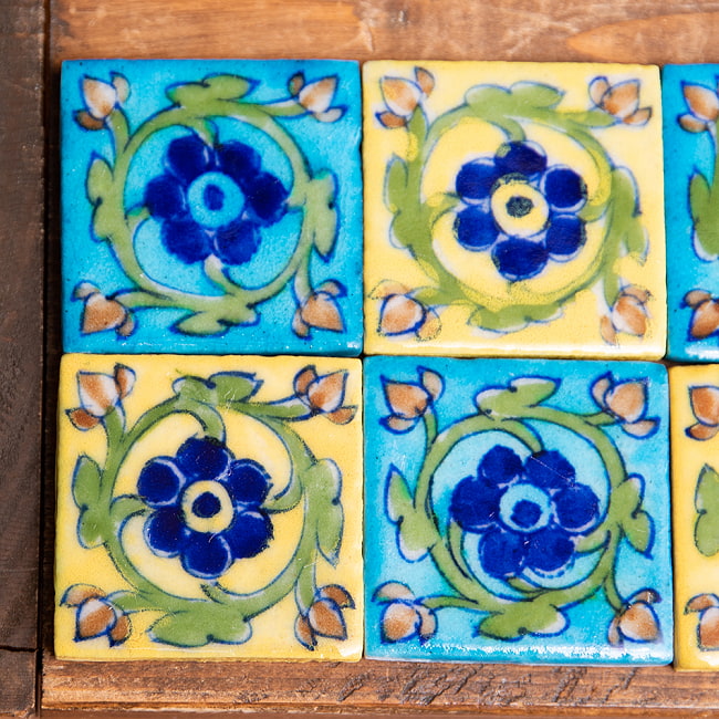 〔5cm×5cm〕ブルーポッタリー ジャイプール陶器の正方形デコレーションタイル 花蔦 【全2色】の写真1枚目です。ブルーポッタリーのデコレーションタイルです。キッチン、テーブル、壁やガーデニングなどのデコレーション用としてご利用いただけます。陶器,青陶器,ジャイプル,ブルーポッタリー
