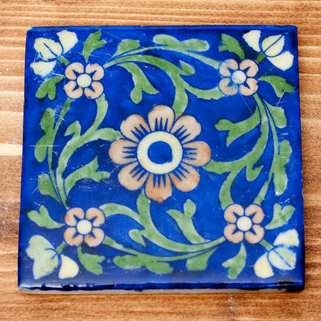 〔10cm×10cm〕ブルーポッタリー ジャイプール陶器の正方形デコレーションタイル - 唐草系 6 - 【選択:2】 花オレンジ系 の写真です