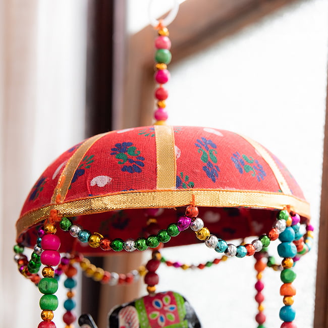 ゾウのハンギング1連【15cm程度】　赤 5 - 傘とビーズをアップにしてみました。カラフルでとっても素敵です！