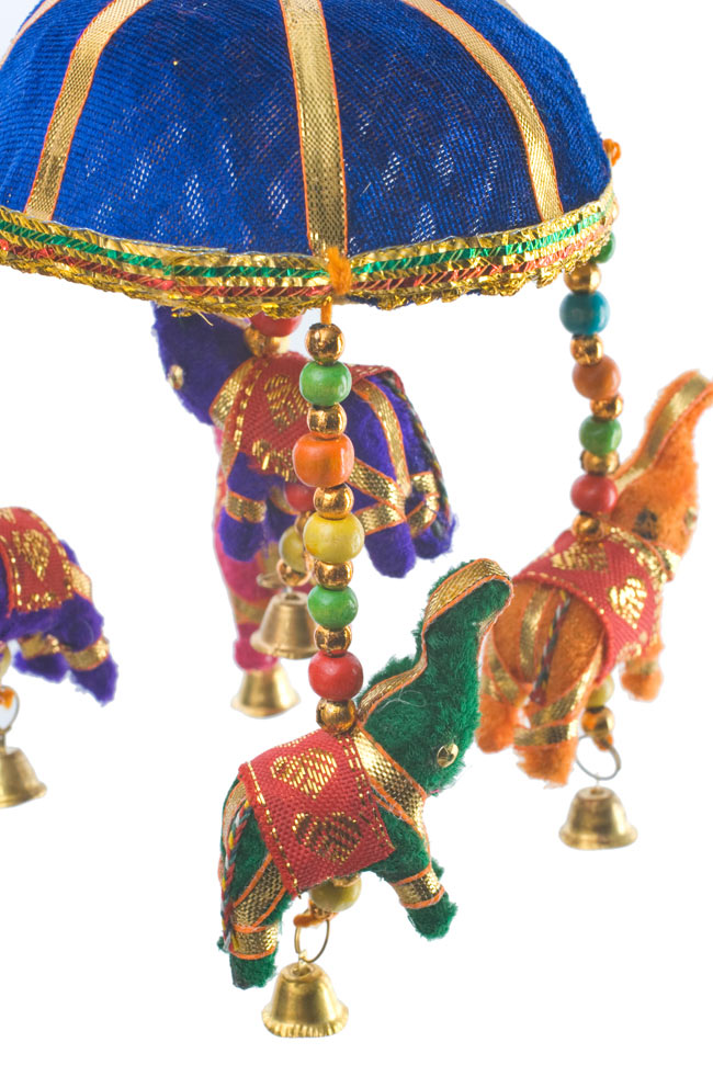 ゾウのハンギング(10.5cm程度)-青傘 3 - 象にはインド風の装飾が施されています