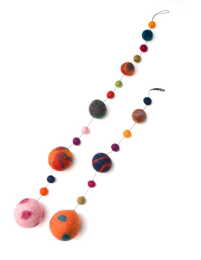 フェルトボールのコスモハンギング　【約70cm】 9 - 50cmのものと70?のものを比較してみました。幾つか並べてつけるとより一層可愛いですよ。