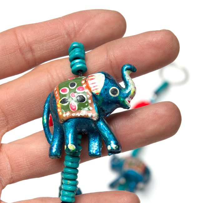 ゾウのハンギング-象さん5匹 3 - 青色のサイズ比較のために、手に持ってみました