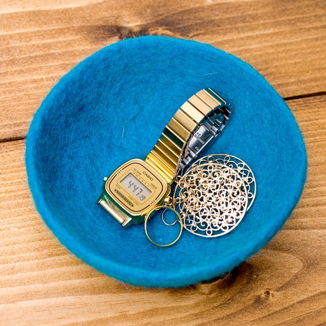 ふわふわフェルトのカラフルボウル【S】ライムグリーン 4 - アクセサリーを入れたり(以下の写真は色違い商品の写真になります)