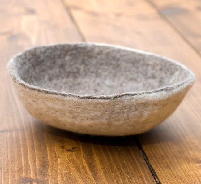 ふわふわフェルトのカラフルボウル【L】ライトグレー 2 - リバーシブルで使用できるのが嬉しいですね！