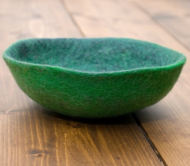 ふわふわフェルトのカラフルボウル【L】グリーンの写真ネパール　手作り,小物入れ,カラフル,フワフワ,ボウル