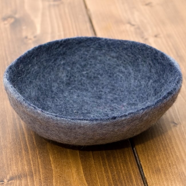 ふわふわフェルトのカラフルボウル【L】チャコールグレー 2 - リバーシブルで使用できるのが嬉しいですね!