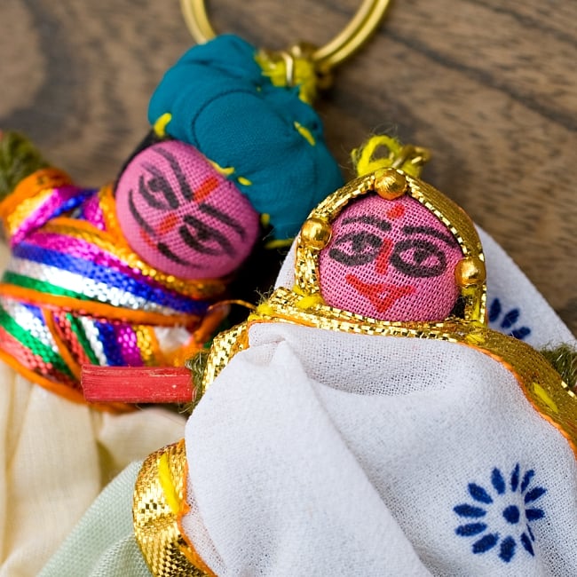 インドのお人形 ペアキーホルダー【アソート】 4 - 美男美女です。手作りなのでお顔の表情は一点ずつ異なります