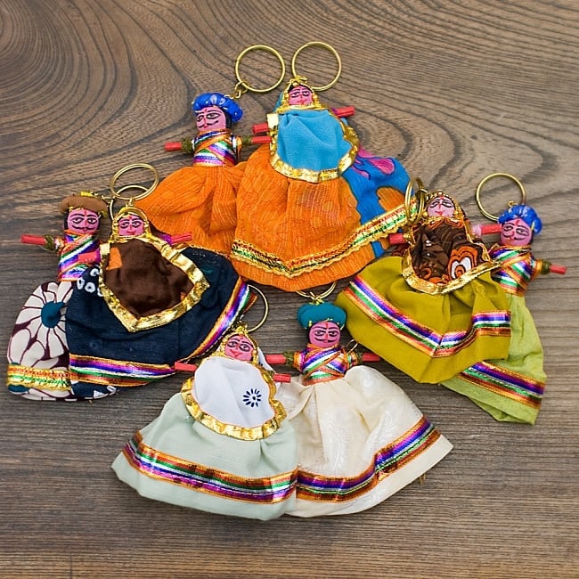 インドのお人形 ペアキーホルダー【アソート】 9 - アソート例です。1点1点手作りの為、お人形の顔や衣装はそれぞれ異なります。